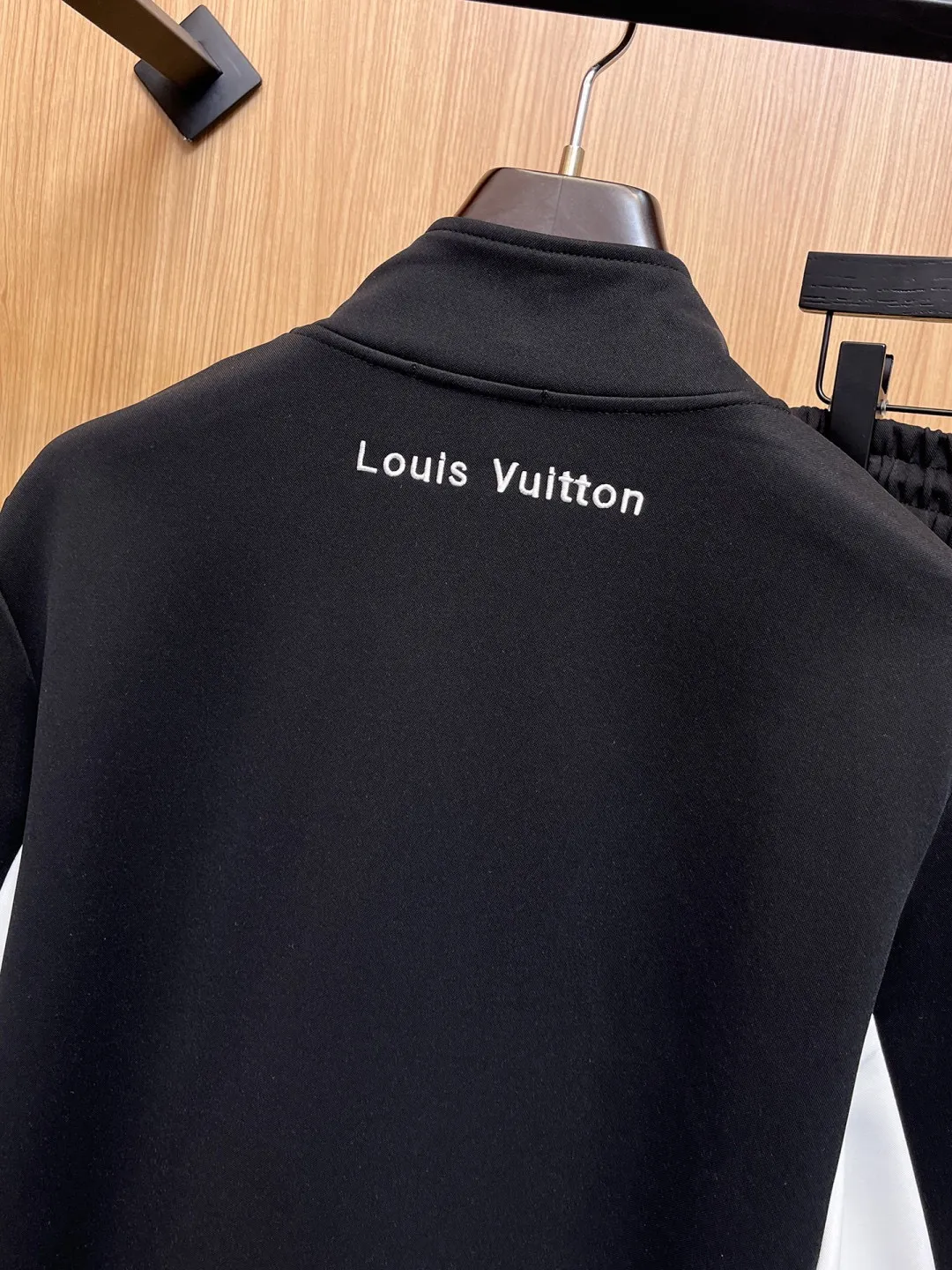 🅿️720 [LV Louis Vuitton] hot-selling suit is coming. Focus on the original version of the official website. 2025 new hot-selling cardigan and sweatshirt suit. The original order is the best. 🇭🇰The meticulous work of top designers. It has a fitting and perfect upper body effect. All-natural high-quality Tencel Roman cotton 100%, close-fitting comfort, noble and elegant! Original hardware embodies elegance and nobility! Counter size: M-3XL (maximum wear up to 190 pounds)